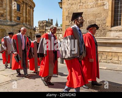 Oxford, Royaume-Uni, 22nd juin 2022. Sir Lenny Henry (au centre) passe de la place Radcliffe à la bibliothèque Bodleian d'Oxford avant la cérémonie d'Encaenia où il recevra un diplôme honorifique de l'Université d'Oxford. Quelques autres récipiendaires de diplômes honorifiques le suivent: Bernard Taylor à droite, puis à gauche Professeur William Chester Jordan, Professeur Theda Skocpol, Professeur le Seigneur Darzi de Denham et Dr Mo Ibrahim. Crédit : Martin Anderson/Alay Live News Banque D'Images