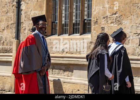 Oxford, Royaume-Uni, 22nd juin 2022. Sir Lenny Henry entre dans la bibliothèque Bodleian, à Oxford, avant la cérémonie d'Encaenia où il recevra un diplôme honorifique de l'Université d'Oxford. Crédit : Martin Anderson/Alay Live News Banque D'Images