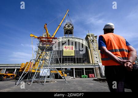 Des ouvriers, avec l'aide de grues, descendent le clocher depuis le toit du Palais industriel reconstruit sur le parc des expositions de Prague, à 22 juin 2022. La structure de la tour est en mauvais état et ne peut pas être réparée à son emplacement d'origine. Le Palais industriel a brûlé en 2008. Le coût de la reconstruction sera d'environ 2,64 milliards de couronnes tchèques, qui seront achevées en 2024. Les travaux seront réalisés par le consortium Société pour le Palais industriel dirigé par Metrostav. Des difficultés à long terme ont accompagné les efforts d'achèvement. (CTK photo/Ondrej Deml) Banque D'Images