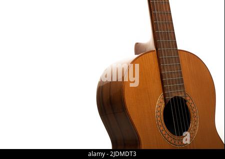 Corps de guitare classique et tableau de bord rapproché sur fond blanc pur avec espace de copie Banque D'Images