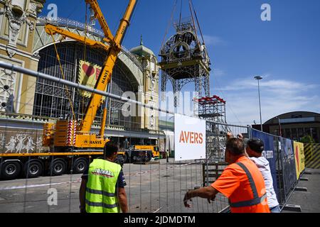 Des ouvriers, avec l'aide de grues, descendent le clocher depuis le toit du Palais industriel reconstruit sur le parc des expositions de Prague, à 22 juin 2022. La structure de la tour est en mauvais état et ne peut pas être réparée à son emplacement d'origine. Le Palais industriel a brûlé en 2008. Le coût de la reconstruction sera d'environ 2,64 milliards de couronnes tchèques, qui seront achevées en 2024. Les travaux seront réalisés par le consortium Société pour le Palais industriel dirigé par Metrostav. Des difficultés à long terme ont accompagné les efforts d'achèvement. (CTK photo/Ondrej Deml) Banque D'Images