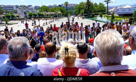 Turquie, 21/06/2022, la « loi turque sur la désinformation » a protesté par des journalistes, des représentants des médias, l'Association du Barreau d'Izmir, la Confédération des syndicats de travailleurs publics, la Confédération des syndicats révolutionnaires de Turquie, l'Union des chambres d'ingénieurs et d'architectes turcs et la Chambre médicale d'Izmir dans le cadre d'une manifestation organisée par l'Association des journalistes d'Izmir. Dilek Gappi, président de l'Association des journalistes d'Izmir, dont le discours a souvent été interrompu par des slogans, a souligné que la loi pouvait détruire la liberté des médias. Banque D'Images