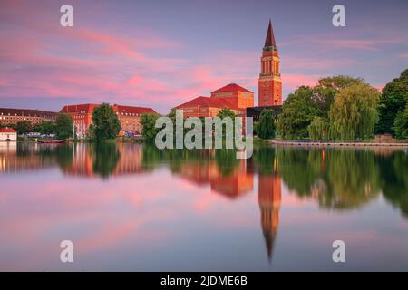 Kiel, Allemagne. Image de paysage urbain du centre-ville de Kiel, en Allemagne, avec hôtel de ville, Opéra et reflet de la ligne d'horizon de Small Kiel au coucher du soleil. Banque D'Images