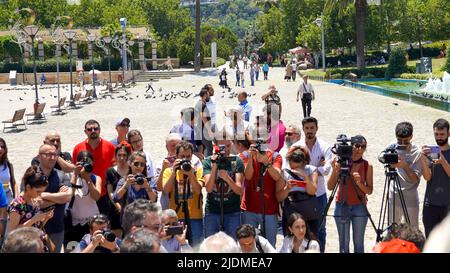 Turquie, 21/06/2022, la « loi turque sur la désinformation » a protesté par des journalistes, des représentants des médias, l'Association du Barreau d'Izmir, la Confédération des syndicats de travailleurs publics, la Confédération des syndicats révolutionnaires de Turquie, l'Union des chambres d'ingénieurs et d'architectes turcs et la Chambre médicale d'Izmir dans le cadre d'une manifestation organisée par l'Association des journalistes d'Izmir. Dilek Gappi, président de l'Association des journalistes d'Izmir, dont le discours a souvent été interrompu par des slogans, a souligné que la loi pouvait détruire la liberté des médias. Banque D'Images