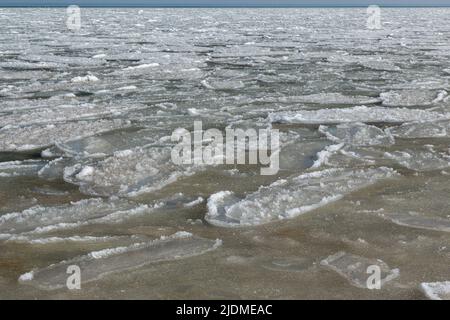 Il s'agit de boues de glace à Azov, formées en raison de gelées exceptionnellement fortes dans cette région. Banque D'Images