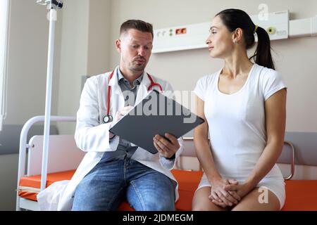 Patiente sur rendez-vous du médecin à l'hôpital Banque D'Images