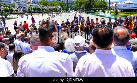 Turquie, 21/06/2022, la « loi turque sur la désinformation » a protesté par des journalistes, des représentants des médias, l'Association du Barreau d'Izmir, la Confédération des syndicats de travailleurs publics, la Confédération des syndicats révolutionnaires de Turquie, l'Union des chambres d'ingénieurs et d'architectes turcs et la Chambre médicale d'Izmir dans le cadre d'une manifestation organisée par l'Association des journalistes d'Izmir. Dilek Gappi, président de l'Association des journalistes d'Izmir, dont le discours a souvent été interrompu par des slogans, a souligné que la loi pouvait détruire la liberté des médias. Banque D'Images