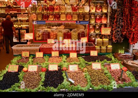 Magnifique exposition d'olives et de cornichons dans un magasin d'Istanbul. Banque D'Images