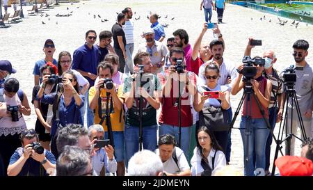 Turquie, 21/06/2022, la « loi turque sur la désinformation » a protesté par des journalistes, des représentants des médias, l'Association du Barreau d'Izmir, la Confédération des syndicats de travailleurs publics, la Confédération des syndicats révolutionnaires de Turquie, l'Union des chambres d'ingénieurs et d'architectes turcs et la Chambre médicale d'Izmir dans le cadre d'une manifestation organisée par l'Association des journalistes d'Izmir. Dilek Gappi, président de l'Association des journalistes d'Izmir, dont le discours a souvent été interrompu par des slogans, a souligné que la loi pouvait détruire la liberté des médias. Banque D'Images