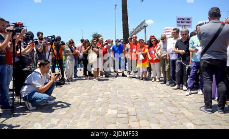 Turquie, 21/06/2022, la « loi turque sur la désinformation » a protesté par des journalistes, des représentants des médias, l'Association du Barreau d'Izmir, la Confédération des syndicats de travailleurs publics, la Confédération des syndicats révolutionnaires de Turquie, l'Union des chambres d'ingénieurs et d'architectes turcs et la Chambre médicale d'Izmir dans le cadre d'une manifestation organisée par l'Association des journalistes d'Izmir. Dilek Gappi, président de l'Association des journalistes d'Izmir, dont le discours a souvent été interrompu par des slogans, a souligné que la loi pouvait détruire la liberté des médias. Banque D'Images