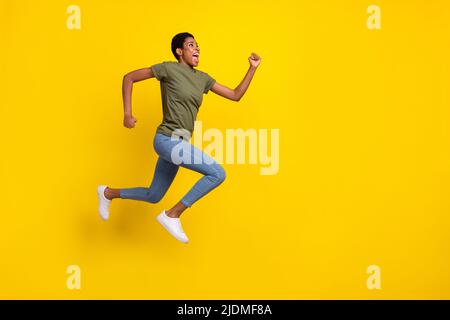 Portrait complet de la personne folle excitée look vide saut d'espace Rush isolé sur fond jaune couleur Banque D'Images