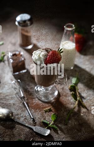 Chocolat chaud avec crème fouettée dans des verres doux boissons Banque D'Images