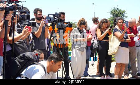 Turquie, 21/06/2022, la « loi turque sur la désinformation » a protesté par des journalistes, des représentants des médias, l'Association du Barreau d'Izmir, la Confédération des syndicats de travailleurs publics, la Confédération des syndicats révolutionnaires de Turquie, l'Union des chambres d'ingénieurs et d'architectes turcs et la Chambre médicale d'Izmir dans le cadre d'une manifestation organisée par l'Association des journalistes d'Izmir. Dilek Gappi, président de l'Association des journalistes d'Izmir, dont le discours a souvent été interrompu par des slogans, a souligné que la loi pouvait détruire la liberté des médias. Banque D'Images