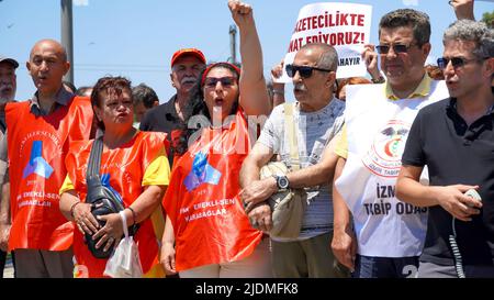 Turquie, 21/06/2022, la « loi turque sur la désinformation » a protesté par des journalistes, des représentants des médias, l'Association du Barreau d'Izmir, la Confédération des syndicats de travailleurs publics, la Confédération des syndicats révolutionnaires de Turquie, l'Union des chambres d'ingénieurs et d'architectes turcs et la Chambre médicale d'Izmir dans le cadre d'une manifestation organisée par l'Association des journalistes d'Izmir. Dilek Gappi, président de l'Association des journalistes d'Izmir, dont le discours a souvent été interrompu par des slogans, a souligné que la loi pouvait détruire la liberté des médias. Banque D'Images