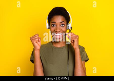 Photo de la personne excitée ravie lève Fists parler communiquer micro isolé sur fond jaune Banque D'Images