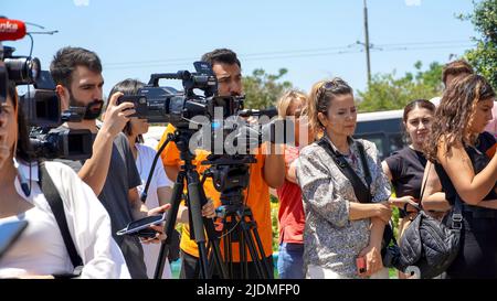 Turquie, 21/06/2022, la « loi turque sur la désinformation » a protesté par des journalistes, des représentants des médias, l'Association du Barreau d'Izmir, la Confédération des syndicats de travailleurs publics, la Confédération des syndicats révolutionnaires de Turquie, l'Union des chambres d'ingénieurs et d'architectes turcs et la Chambre médicale d'Izmir dans le cadre d'une manifestation organisée par l'Association des journalistes d'Izmir. Dilek Gappi, président de l'Association des journalistes d'Izmir, dont le discours a souvent été interrompu par des slogans, a souligné que la loi pouvait détruire la liberté des médias. Banque D'Images