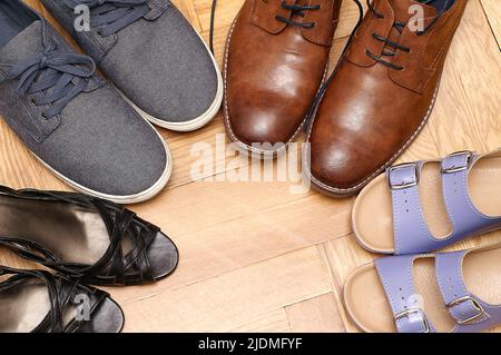 Chaussures pour hommes et femmes sur le parquet d'une chambre Banque D'Images