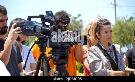 Turquie, 21/06/2022, la « loi turque sur la désinformation » a protesté par des journalistes, des représentants des médias, l'Association du Barreau d'Izmir, la Confédération des syndicats de travailleurs publics, la Confédération des syndicats révolutionnaires de Turquie, l'Union des chambres d'ingénieurs et d'architectes turcs et la Chambre médicale d'Izmir dans le cadre d'une manifestation organisée par l'Association des journalistes d'Izmir. Dilek Gappi, président de l'Association des journalistes d'Izmir, dont le discours a souvent été interrompu par des slogans, a souligné que la loi pouvait détruire la liberté des médias. Banque D'Images