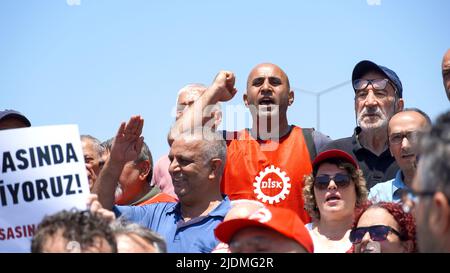 Turquie, 21/06/2022, la « loi turque sur la désinformation » a protesté par des journalistes, des représentants des médias, l'Association du Barreau d'Izmir, la Confédération des syndicats de travailleurs publics, la Confédération des syndicats révolutionnaires de Turquie, l'Union des chambres d'ingénieurs et d'architectes turcs et la Chambre médicale d'Izmir dans le cadre d'une manifestation organisée par l'Association des journalistes d'Izmir. Dilek Gappi, président de l'Association des journalistes d'Izmir, dont le discours a souvent été interrompu par des slogans, a souligné que la loi pouvait détruire la liberté des médias. Banque D'Images