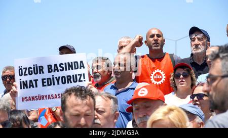 Turquie, 21/06/2022, la « loi turque sur la désinformation » a protesté par des journalistes, des représentants des médias, l'Association du Barreau d'Izmir, la Confédération des syndicats de travailleurs publics, la Confédération des syndicats révolutionnaires de Turquie, l'Union des chambres d'ingénieurs et d'architectes turcs et la Chambre médicale d'Izmir dans le cadre d'une manifestation organisée par l'Association des journalistes d'Izmir. Dilek Gappi, président de l'Association des journalistes d'Izmir, dont le discours a souvent été interrompu par des slogans, a souligné que la loi pouvait détruire la liberté des médias. Banque D'Images