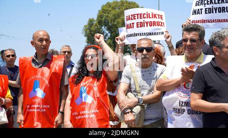 Turquie, 21/06/2022, la « loi turque sur la désinformation » a protesté par des journalistes, des représentants des médias, l'Association du Barreau d'Izmir, la Confédération des syndicats de travailleurs publics, la Confédération des syndicats révolutionnaires de Turquie, l'Union des chambres d'ingénieurs et d'architectes turcs et la Chambre médicale d'Izmir dans le cadre d'une manifestation organisée par l'Association des journalistes d'Izmir. Dilek Gappi, président de l'Association des journalistes d'Izmir, dont le discours a souvent été interrompu par des slogans, a souligné que la loi pouvait détruire la liberté des médias. Banque D'Images