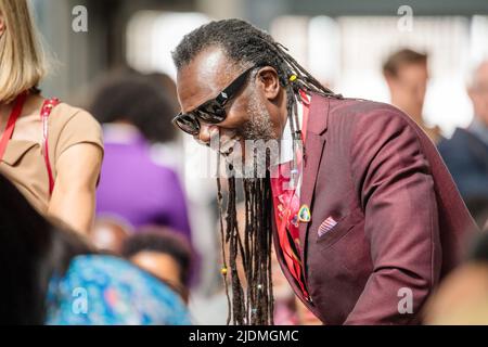 National Windrush Monument, Waterloo Station, Londres, Royaume-Uni. 22nd juin 2022. Pour souligner le Windrush Day et reconnaître l'énorme contribution apportée au Royaume-Uni par la génération Windrush et leurs familles, Levi Roots participe au dévoilement du Monument national Windrush à la gare de Waterloo. Le monument, conçu par le célèbre artiste jamaïcain Basil Watson, reconnaît et célèbre la contribution et le dévouement exceptionnels de la génération Windrush à l'histoire britannique. Amanda Rose/Alamy Live News Banque D'Images