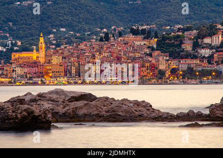 Menton, France, Provence-Alpes, Côte d'Azur. Vue panoramique en soirée sur la vieille ville colorée. Belles maisons dans la vieille Côte d'Azur Banque D'Images