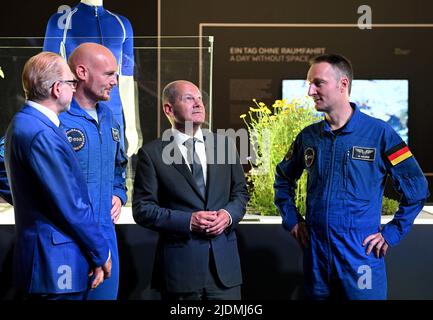 Brandebourg, Allemagne. 22 juin 2022, Brandebourg, Schönefeld: Bundeskanzler OLAF Scholz (SPD) im Gespräch mit Matthias Maurer (r), Astronaut, Josef Aschbacher (l), ESA-Generaldirektor, und Alexander Gerst (2.v.l.), Astronaut, auf der Internationalen Luft-- und Raumstellung (ILA). Die Luftfahrtausstellung auf dem Flughafen Schönefeld ist vom 22,06. - 26.06.2022 geöffnet. Photo: Bernd von Jutrczenka/dpa Banque D'Images