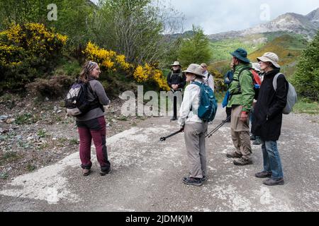 Espagne, Asturies. Randonneurs à l'écoute du guide dans le parc naturel de Somiedo. Banque D'Images