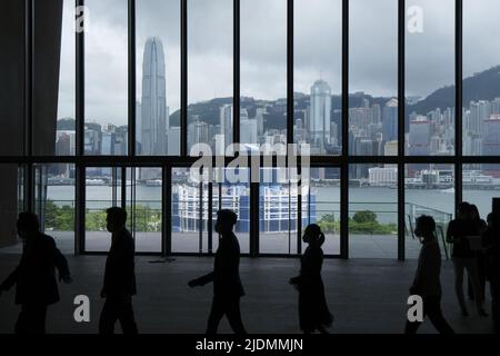 (220621) -- HONG KONG, 21 juin 2022 (Xinhua) -- les planificateurs d'expositions marchent au Musée du Palais de Hong Kong, dans le sud de la Chine Hong Kong, 17 juin 2022. Prévu pour ouvrir au public sur 2 juillet, le Musée du Palais de Hong Kong devrait exposer en rotation plus de 900 trésors de la collection du Musée du Palais de Pékin. (Xinhua/Wang Shen) Banque D'Images