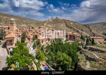 Vue aérienne d'Albarracin avec ses anciens murs, Aragon, Espagne Banque D'Images