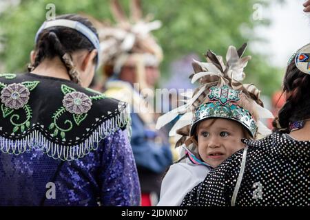 Montréal, Canada. 21st juin 2022. Un bébé parmi son peuple pendant la célébration du solstice d'été. Au cours de ce solstice d'été, les Canadiens ont célébré la Journée nationale des peuples autochtones de 26th. De nombreux membres des Premières nations de l'île Turtle (Montréal), de Kahnawake et d'ailleurs, ont dansé et partagé leurs histoires au cours de la transition saisonnière dans plusieurs événements à travers la ville. Parlant à Kanien'kehá avant le français ou l'anglais, les autochtones ont mis en valeur leur culture et leurs traditions dans le Vieux-Montréal. Crédit : SOPA Images Limited/Alamy Live News Banque D'Images