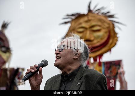 Montréal, Canada. 21st juin 2022. Un aîné autochtone accueille la foule à la célébration du solstice d'été. Au cours de ce solstice d'été, les Canadiens ont célébré la Journée nationale des peuples autochtones de 26th. De nombreux membres des Premières nations de l'île Turtle (Montréal), de Kahnawake et d'ailleurs, ont dansé et partagé leurs histoires au cours de la transition saisonnière dans plusieurs événements à travers la ville. Parlant à Kanien'kehá avant le français ou l'anglais, les autochtones ont mis en valeur leur culture et leurs traditions dans le Vieux-Montréal. Crédit : SOPA Images Limited/Alamy Live News Banque D'Images