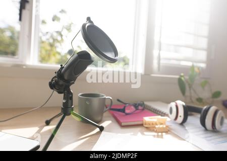 Microphone à condensateur sur la table près de la fenêtre dans le studio à domicile Banque D'Images