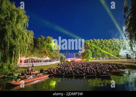 La photo datée de 20 juin montre des étudiants de l'université de Cambridge et le public sur des punts regardant les feux d'artifice au Trinity May ball hier soir (lundi). La photo datée de 20 juin montre les étudiants de l'université de Cambridge sur leur chemin au Trinity May ball hier soir (mon). Les étudiants de l'université Rich Cambridge ont assisté au Trinity May ball hier soir (mon), pour lequel les billets coûtent £450 par couple. Près de 1800 étudiants ont vêtu de robes de bal et de tuxedos somptueuses pour la fête de fin de mandat de 156th, qui a refait son entrée trois ans après les restrictions de Covid. La balle vendue est la plus grande paire Banque D'Images