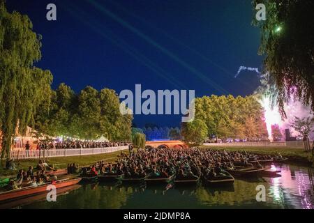 La photo datée de 20 juin montre des étudiants de l'université de Cambridge et le public sur des punts regardant les feux d'artifice au Trinity May ball hier soir (lundi). La photo datée de 20 juin montre les étudiants de l'université de Cambridge sur leur chemin au Trinity May ball hier soir (mon). Les étudiants de l'université Rich Cambridge ont assisté au Trinity May ball hier soir (mon), pour lequel les billets coûtent £450 par couple. Près de 1800 étudiants ont vêtu de robes de bal et de tuxedos somptueuses pour la fête de fin de mandat de 156th, qui a refait son entrée trois ans après les restrictions de Covid. La balle vendue est la plus grande paire Banque D'Images