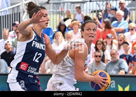 Anvers. Belgique, 22/06/2022, Laetitia Guapo française et Jillian Harmon de Nouvelle-Zélande photographiés lors d'un match de basketball 3x3 entre la France et la Nouvelle-Zélande, dans le cadre du tournoi de qualification des femmes à la coupe du monde FIBA 2022, le mercredi 22 juin 2022, à Anvers. La coupe du monde 2022 de la FIBA 3x3 basket se déroule du 21 au 26 juin à Anvers. BELGA PHOTO DIRK WAEM Banque D'Images