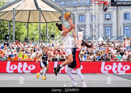 Anvers. Belgique, 22/06/2022, la française Marie-Eve PAGET et la Nouvelle-Zélande Jillian Harmon photographiés lors d'un match de basketball 3x3 entre la France et la Nouvelle-Zélande, dans le cadre du tournoi de qualification des femmes à la coupe du monde FIBA 2022, le mercredi 22 juin 2022, à Anvers. La coupe du monde 2022 de la FIBA 3x3 basket se déroule du 21 au 26 juin à Anvers. BELGA PHOTO DIRK WAEM Banque D'Images