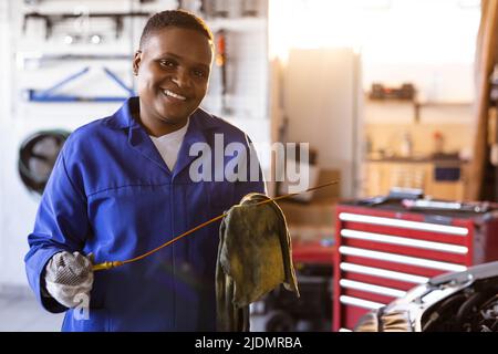 Portrait d'une femme afro-américaine souriante travaillant en atelier, dans l'espace de copie Banque D'Images