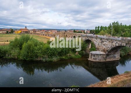 Espagne, Castilla y Leon. Puente del Paso Honroso, 13th siècle, menant à l'Hôpital de Orbigo. Banque D'Images