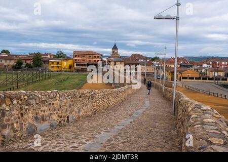 Espagne, Castilla y Leon. Puente del Paso Honroso, 13th siècle, menant à l'Hôpital de Orbigo. Banque D'Images