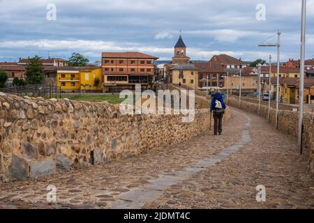 Espagne, Castilla y Leon. Puente del Paso Honroso, 13th siècle, menant à l'Hôpital de Orbigo. Banque D'Images