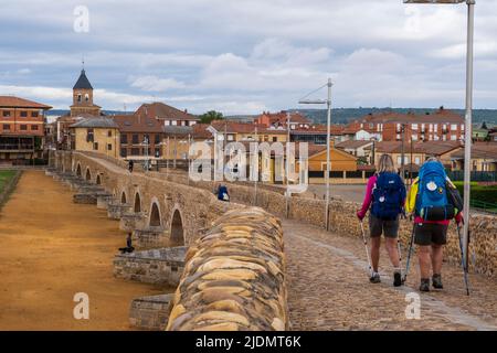 Espagne, randonneurs approchant l'hôpital d'Orbigo sur le Puente del Paso Honroso, 13th siècle. Banque D'Images