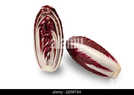Chicory rouge, salade radicchio isolée sur blanc, une seule coupe et une seule coupe en coupe, chemin de coupure inclus Banque D'Images