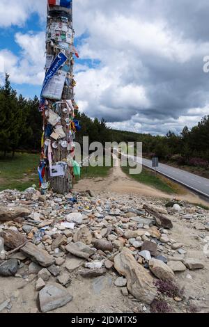 Espagne, Camino de Santiago. Cruz de Ferro (Croix de fer) sur le Mont (Monte) Irago, point le plus élevé sur le Camino de Santiago. Les pèlerins laissent une pierre sur le m Banque D'Images