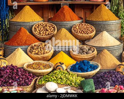 On trouve des épices et des teintures colorées sur le marché du souk à Marrakech, au Maroc. Banque D'Images