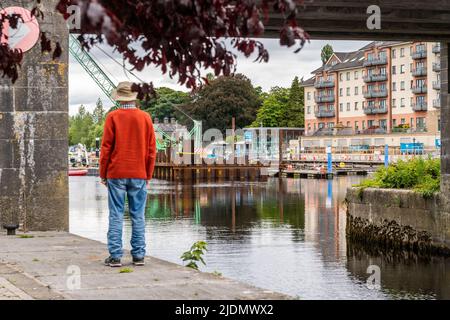 Athlone, Co. Westmeath, Irlande. 22nd juin 2022. La construction de la voie verte de Dublin à Galway et de la passerelle à vélo traversant la rivière Shannon se poursuit à un rythme soutenu. Le pont devrait être terminé à la fin de 2023. Crédit : AG News/Alay Live News Banque D'Images