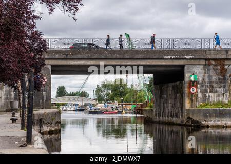 Athlone, Co. Westmeath, Irlande. 22nd juin 2022. La construction de la voie verte de Dublin à Galway et de la passerelle à vélo traversant la rivière Shannon se poursuit à un rythme soutenu. Le pont devrait être terminé à la fin de 2023. Crédit : AG News/Alay Live News Banque D'Images