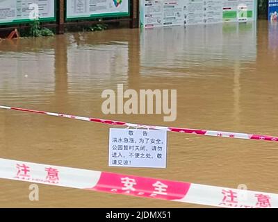 QINGYUAN, CHINE - 22 JUIN 2022 - le parc de Beijiang est partiellement inondé par des inondations dans la ville de Qingyuan, province de Guangdong, Chine, 22 juin 2022. Le Hydrolo Banque D'Images