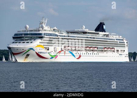 Bateau de croisière NORWEGIAN DAWN dans le fjord de Kiel Banque D'Images